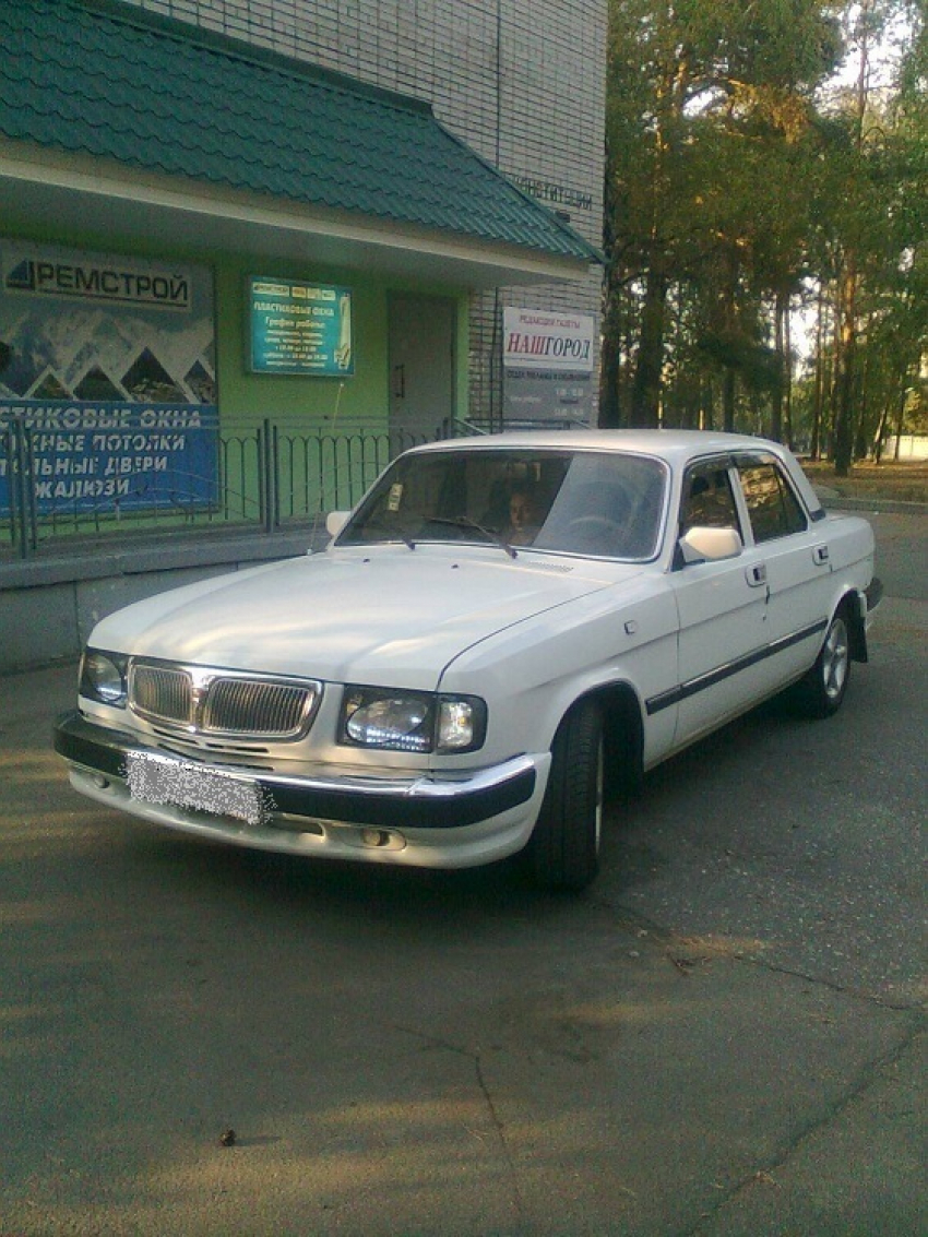 В Волгограде на Ангарском угнали белую «Волгу»