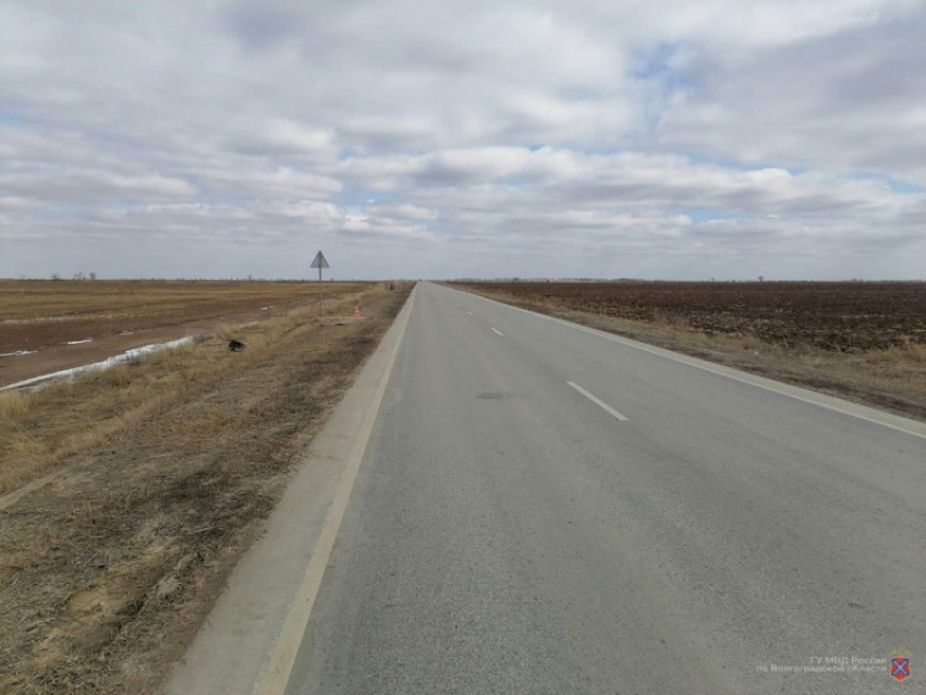 В Волгоградской области водитель «Приоры» на встречке протаранил «Жигули» и скрылся: есть пострадавший