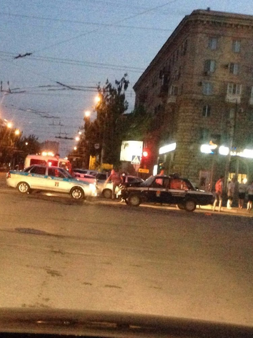В Волгограде 24-летний водитель центральной прокуратуры протаранил авто ППС