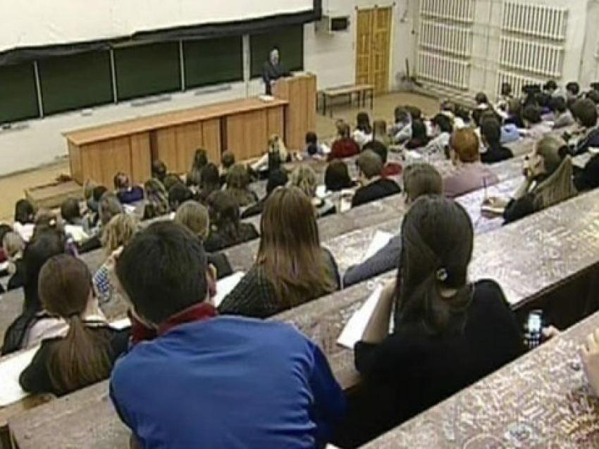 Директор училища заплатит 30 тысяч за отчисление студенток-нарушительниц под Волгоградом