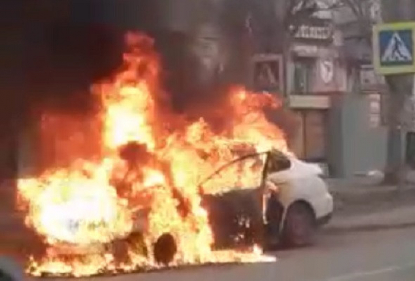 В Волгограде сгорели две рядом стоявшие иномарки