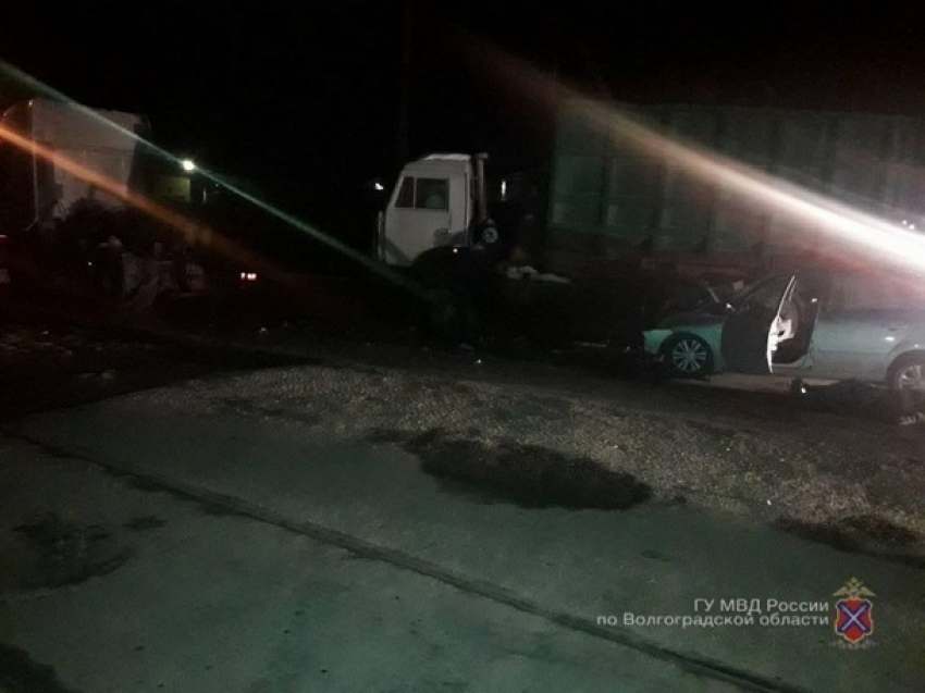 Datsun влетел под фуру на ночной дороге в Волгограде: 2 человека погибли