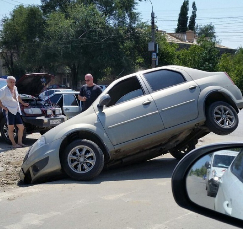 Renault Logan провалился в колодец в Волгограде