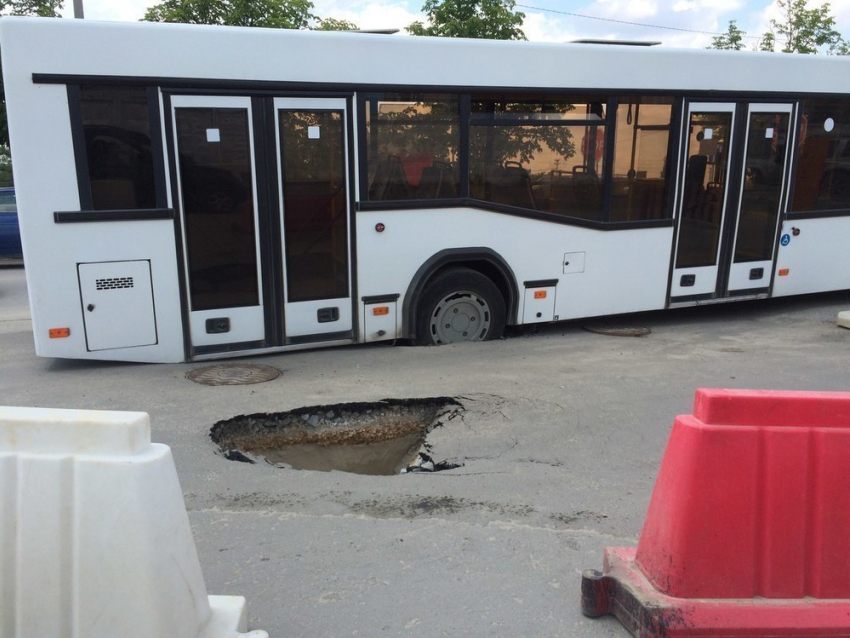 В аэропорту Волгограда больше часа не могут вытащить провалившийся под асфальт автобус