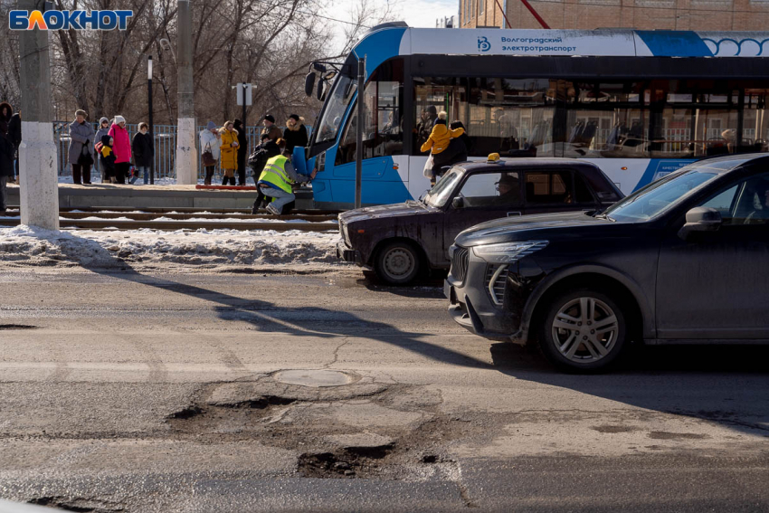 Сидящий на путях волгоградец выжил после встречи с трамваем 