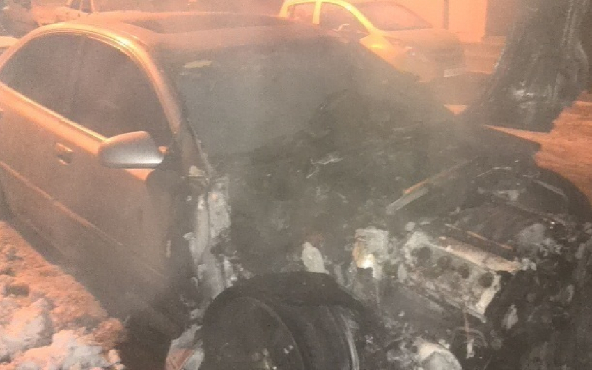 На юге Волгограда за ночь сгорели три автомобиля