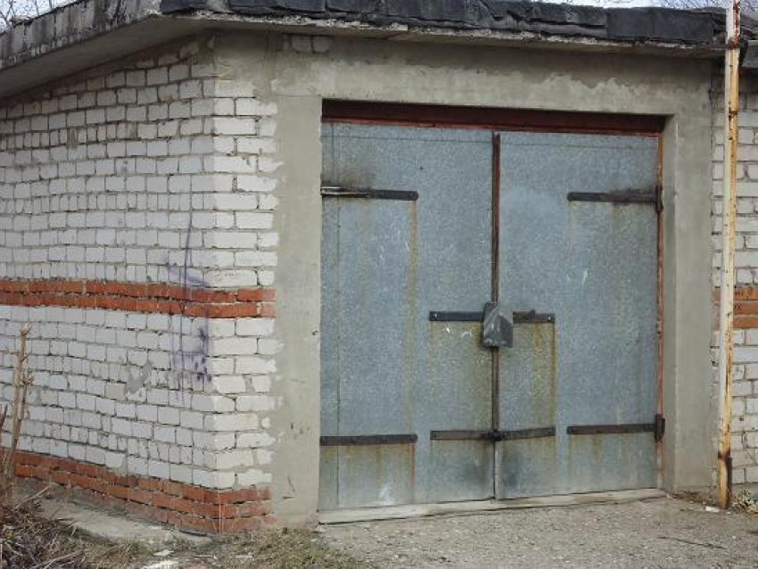 В гараже при загадочных обстоятельствах погиб контрактник в Волгограде