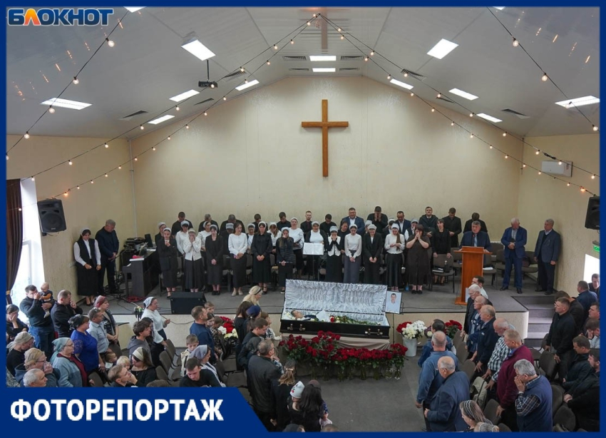 «Папу люблю, хочу встретиться на небе»: с расстрелянным в «Магните» многодетным дьяконом простились в Волгограде