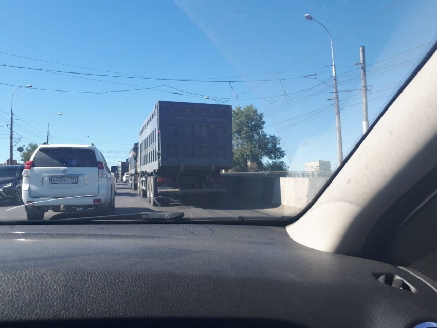 "Через мост едем час!": адские пробки в Красноармейском доводят волгоградцев до нервного истощения