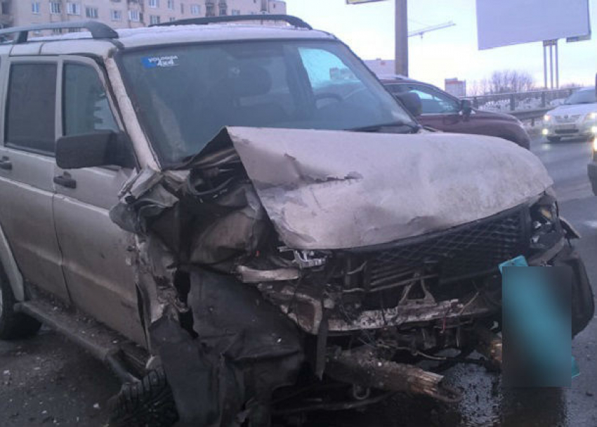 Микроавтобус и УАЗ Patriot столкнулись на оживленном перекрестке в Волгограде