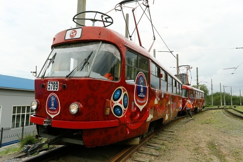 Семь трамваев с символикой ЧМ вышли на линии в Волгограде