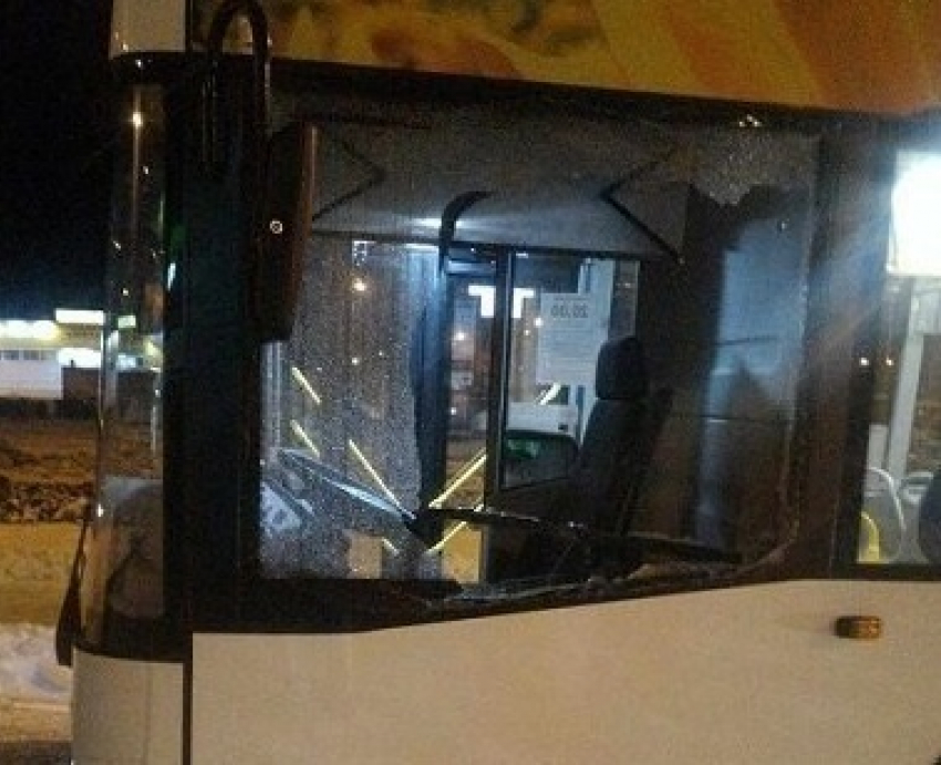 Неадекватный лихач на «шестерке» разбил стекло у нового автобуса в Волгограде