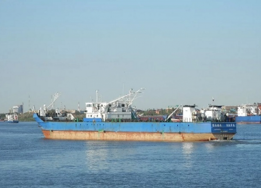 Иранский сухогруз по неизвестным причинам сел на мель в Волго-Каспийском судоходном канале