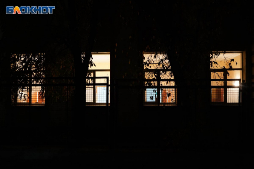 Из окна 4 этажа в Волгограде выпала 11-летняя школьница: врачи борются за ее жизнь
