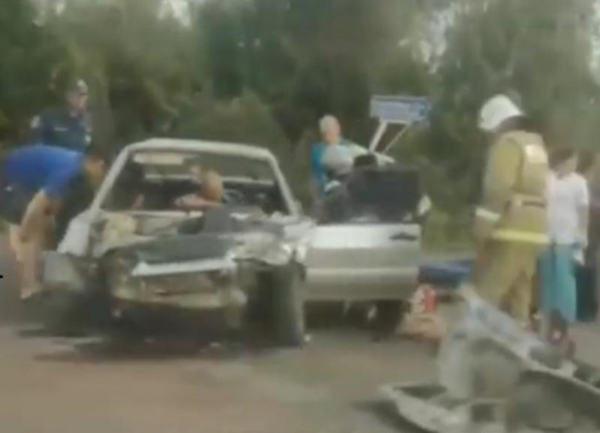 На трассе в Волгоградской области страшное ДТП: авария попала на видео