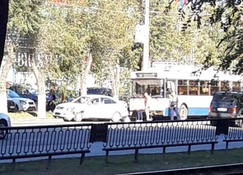 Тройное ДТП с троллейбусом произошло в Краснооктябрьском районе Волгограда 