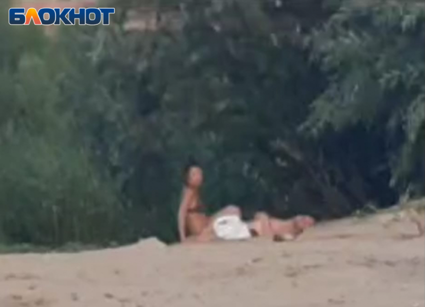 Семьи нудистов на пляже загорают и фоткаются голые