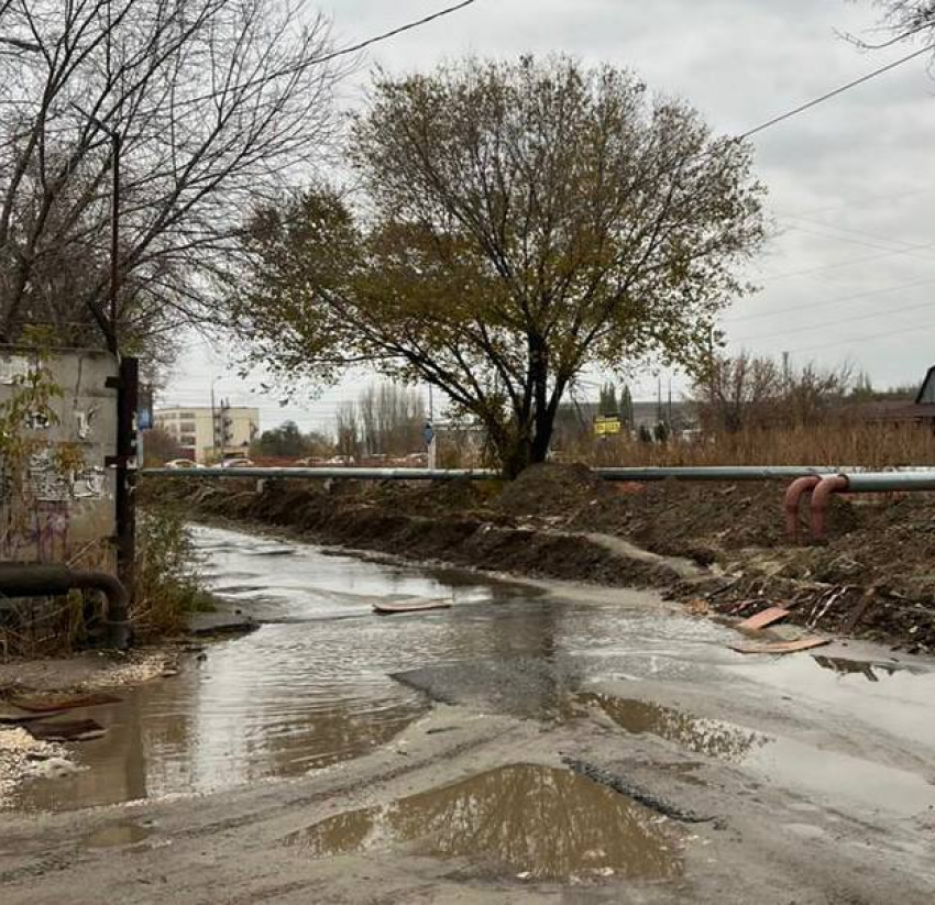 «В мороз здесь адская наледь!»: потоп кошмарит школьников в Волгограде