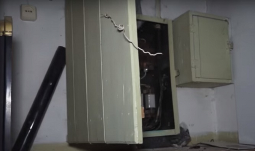 В Волгограде из-за возгорания электрощитка сгорела вся техника в многоквартирном доме 