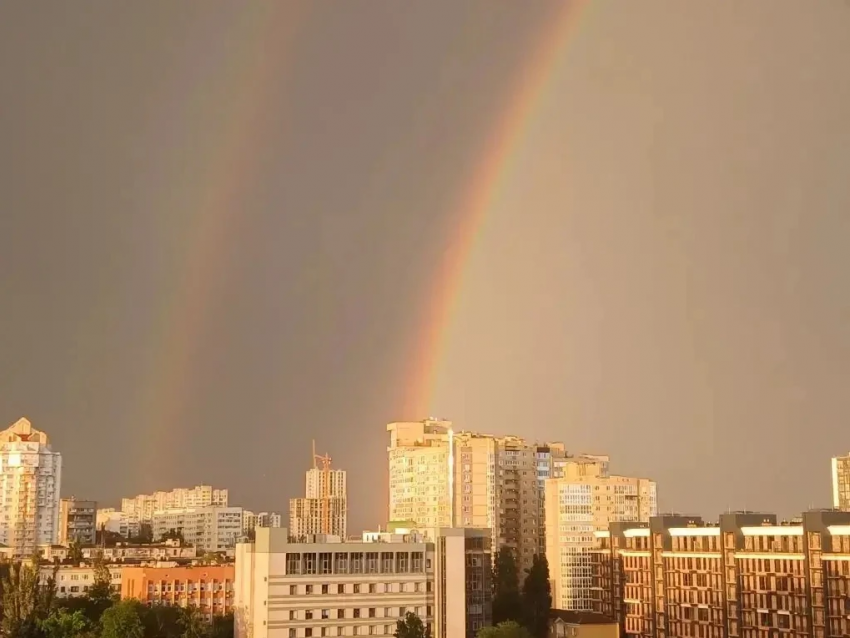 Двойное красочное «коромысло» озарило небо над Волгоградом 