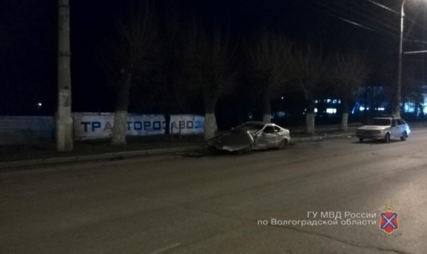 В Волгограде лихач на Toyota Cynos протаранил дерево 