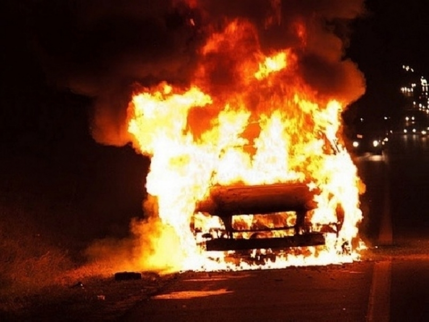 В Волжском пироманы сожгли 2 отечественных авто
