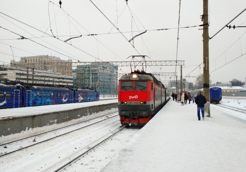 Автобус столкнулся с тепловозом на железнодорожном переезде под Волгоградом: есть пострадавший