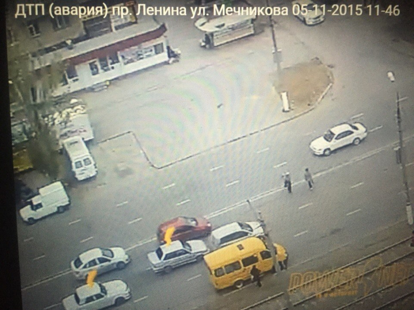В Волжском на видео попало столкновение двух авто, спровоцированное пешеходами 