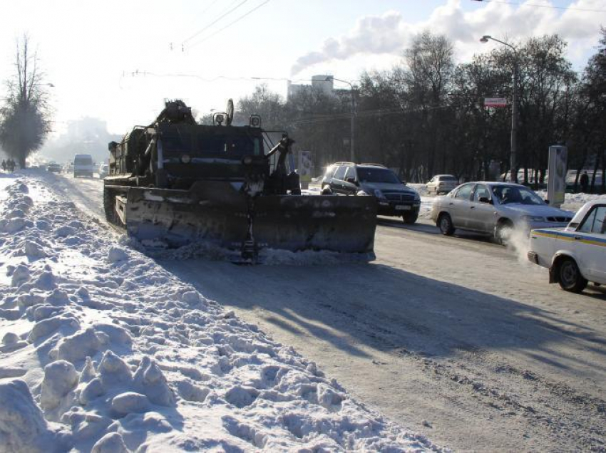 На дороги Волгограда вышли более 60 спецмашин