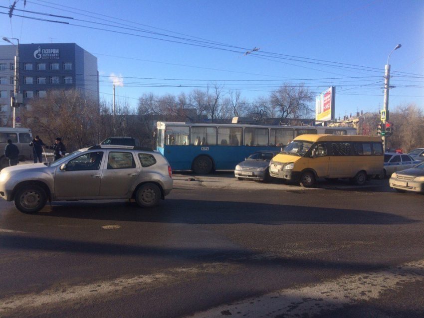 В Волгограде образовалась крупная пробка из-за ДТП троллейбуса, маршрутки и иномарки