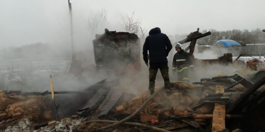 Заставивший спасать людей через окно страшный пожар попал на видео в Волгограде