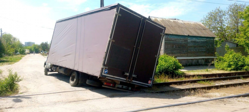 Маршрут трамваев поменяли из-за застрявшего на рельсах грузовика в Волгограде 