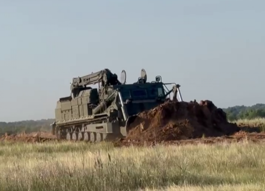 Военная техника равняет участок для гольфа под Волгоградом