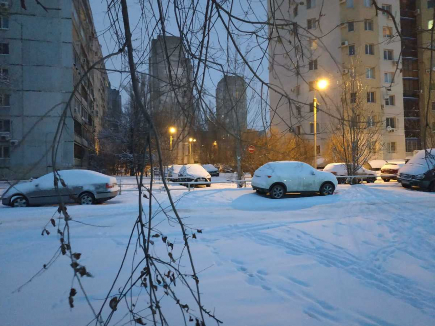 Снежное и прохладное начало рабочей недели ожидает волгоградцев