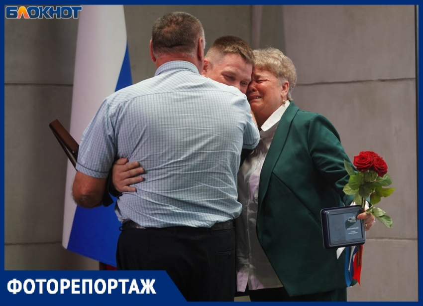 «Меня до сих пор трясет»: встреча отца с сыном-Героем России заставила встать зал в Волгограде