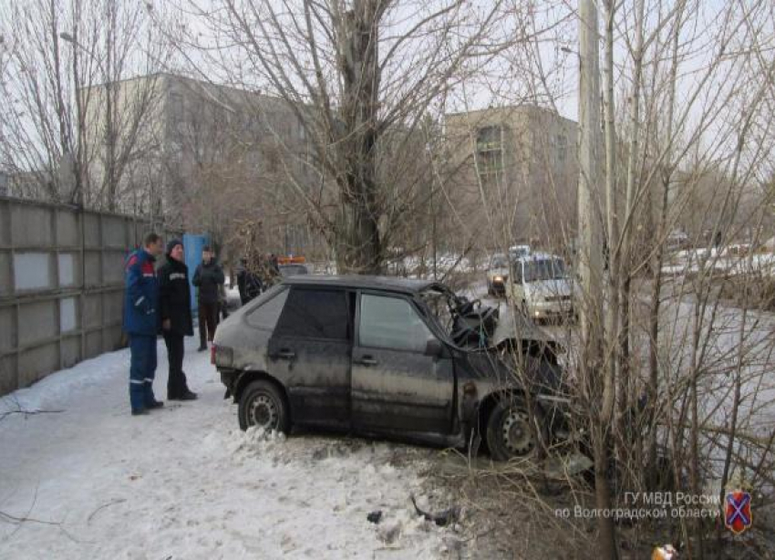Два человека пострадали при столкновении ВАЗ-2114 со столбом в Волжском 