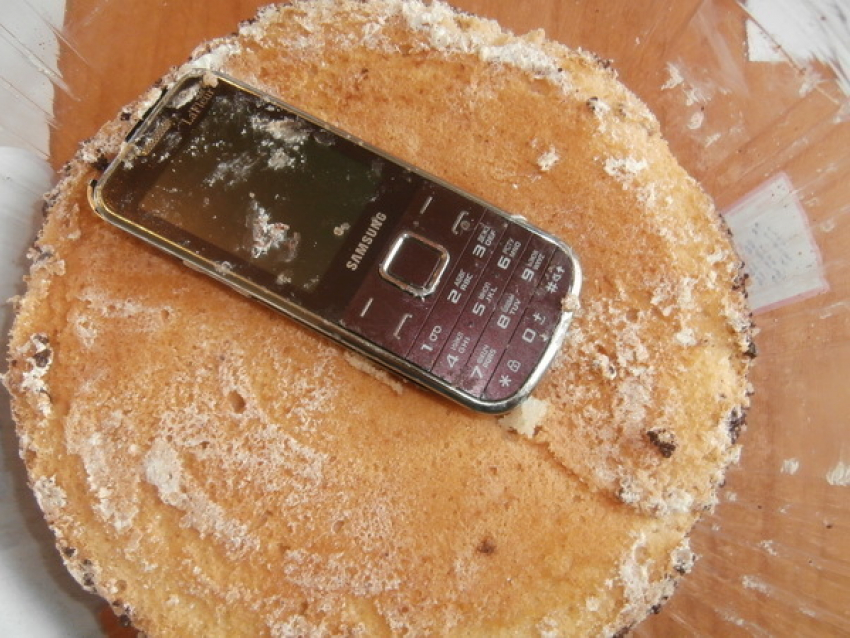 Под Волгоградом женщина принесла в ИК-25 телефон в торте 