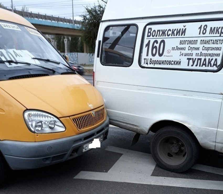 Две маршрутки столкнулись в центре Волгограда