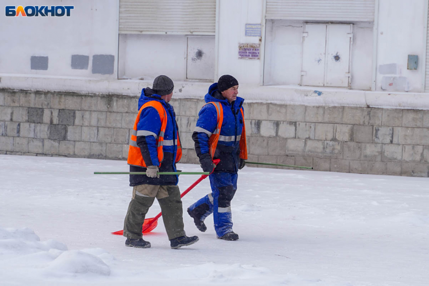 В Волгограде расчищают дворы после утренней атаки БПЛА
