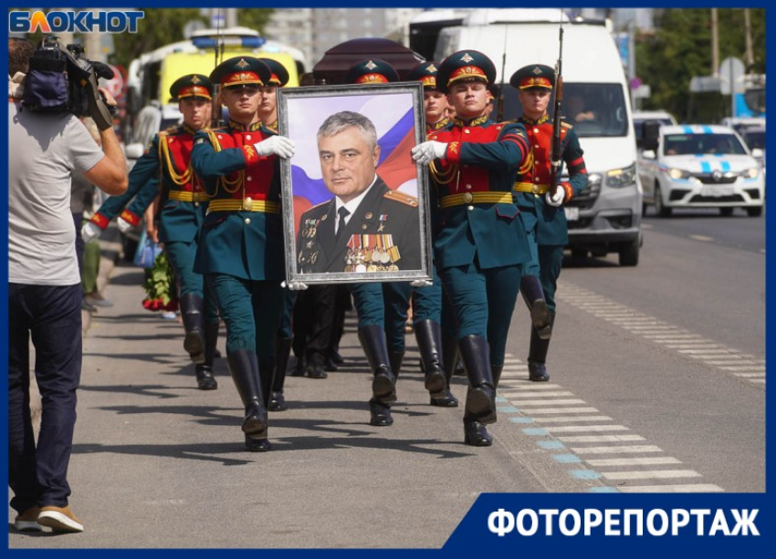 «Мы с тобой встретимся там»: Волгоград простился с обезвредившим 22 тысячи мин Героем России Валерием Ростовщиковым