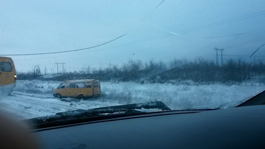 На трассе под Волгоградом из-за непогоды перевернулась маршрутка 