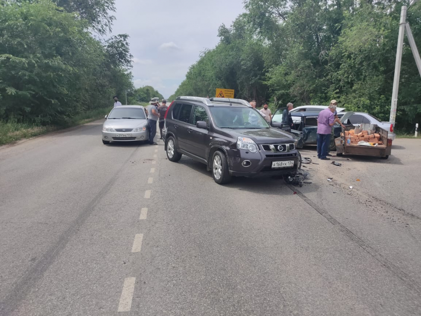 Выехавший на встречку Nissan протаранил три авто на выезде из Волгограда: есть пострадавший