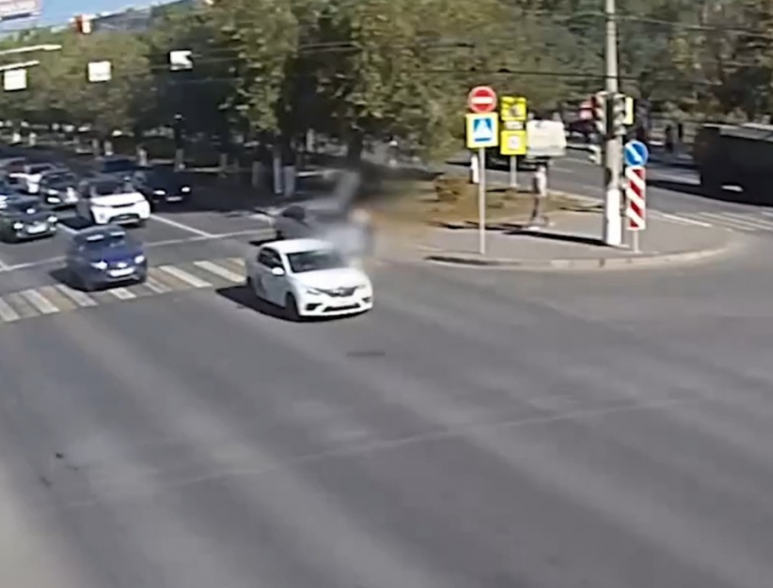 Не успела сделать шаг до тротуара: шок-видео, где в Волгограде снесли женщину на переходе