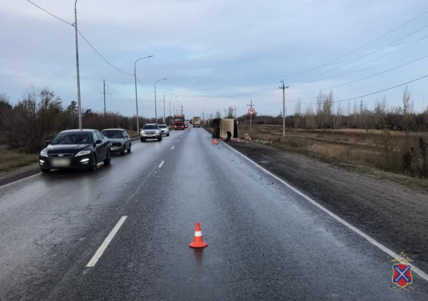 Секрет появления горы хлеба на улице в Волгограде раскрыли полицейские