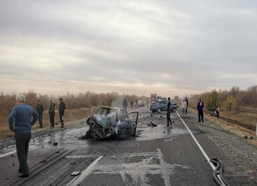 Пытался обогнать: водитель Kia врезался в фуру и вылетел на встречку в Волгоградской области