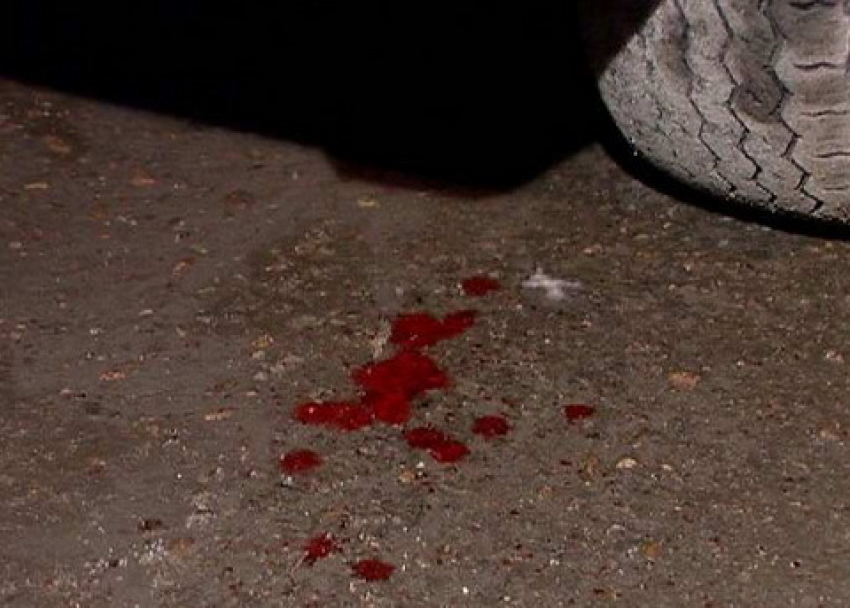 В Волгоградской области водитель сбил девушку, бредущую посередине дороги