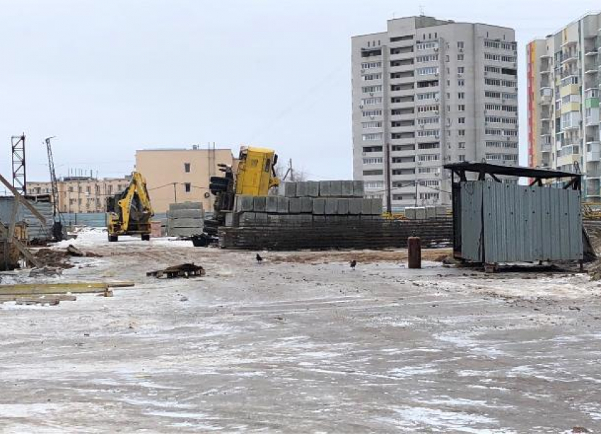 Стала известна причина падения крана на стройке в Волжском