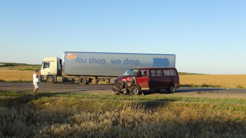 Под Волгоградом тройное ДТП с грузовиком: двое пострадавших