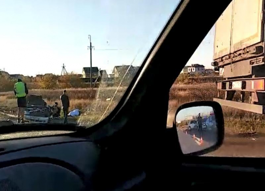 На видео попали последствия тройного ДТП с погибшим в Волгограде