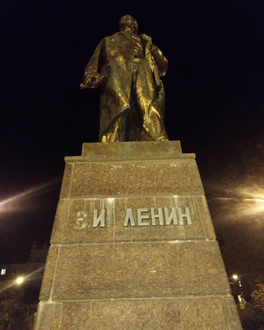 Отремонтированный за миллионы рублей памятник Ленину в Волгограде уже начал разрушаться 
